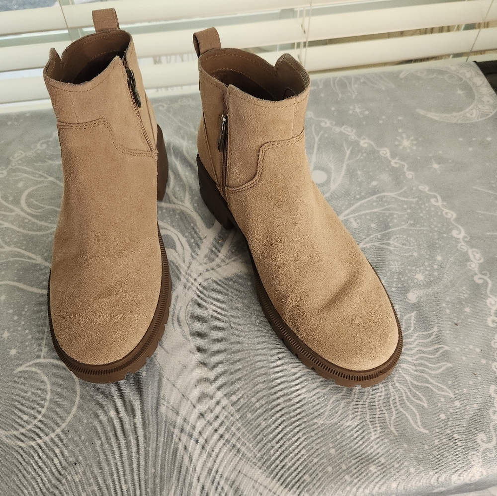 NWOT‎ Koolaburra Tan Booties  Size 8